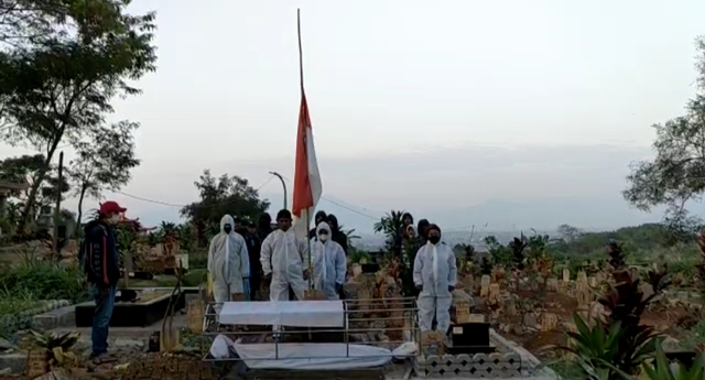 Tukang pikul jenazah di TPU Cikadut menggelar upacara pengibaran bendera di area pemakaman dalam rangka memperingati hari kemerdekaan. Foto: Dok. Istimewa