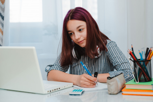 ilustrasi membuat kalimat dengan konjungsi temporal, sumber gambar: https://www.freepik.com/