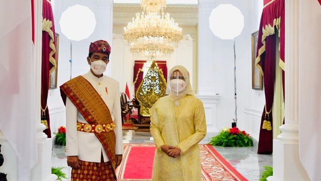 Presiden Jokowi mengenakan pakaian adat Lampung, sementara Ibu Negara mengenakan kain songket saat di Istana Merdeka. Foto: Laily Rachev/Biro Pers Sekretariat Presiden