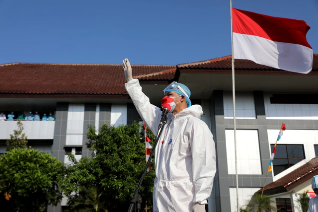 Gubernur Jawa Tengah Ganjar Pranowo mengenakan
hazmat lengkap saat memimpin upacara kemerdekaan Republik Indonesia ke-76 di RS Darurat Covid Asrama Haji Donohudan, Selasa (17/8). Foto: Dok. Istimewa