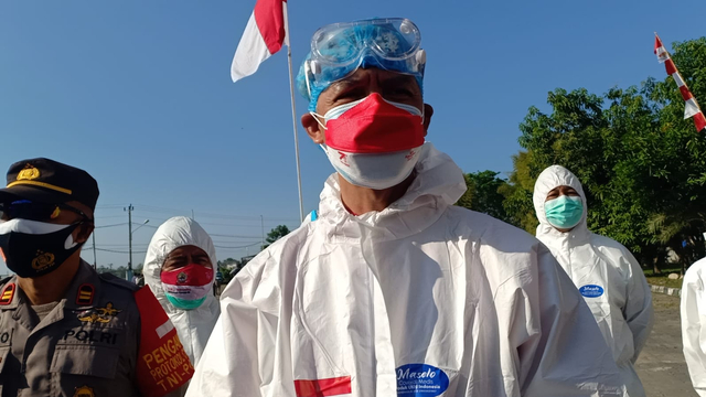 Gubernur Jawa Tengah mengikuti upacara di Asrama Haji Donohudan dengan mengenakan baju hazmat.