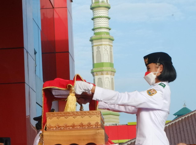 Karen Candatara, sosok pembawa baki bendera merah putih Paskibra Kota Bandar Lampung dalam Upacara HUT ke 76 RI, Selasa (17/8) | Foto : Sidik Aryono/ Lampung Geh