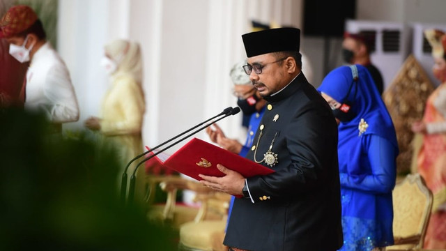 Menag Yaqut Cholil Qoumas membaca doa pada upacara Hari Ulang Tahun (HUT) ke-76 RI. Foto: Muchlis Jr/Biro Pers Sekretariat Presiden