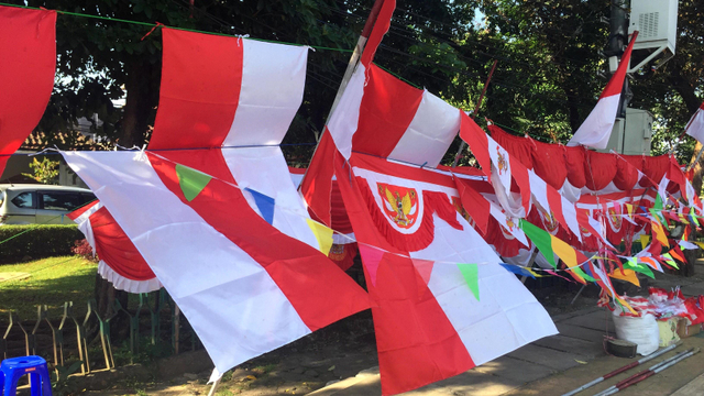 Penjual bendera dadakan di Jalan Raya Ragunan Pasar Minggu. Foto: Muhammad Darisman/kumparan