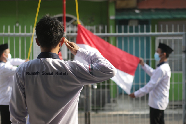 Tim Rumah Sosial Kutub Melaksanakan Upacara HUT RI tahun 2021. Foto: Dok. Rumah Sosial Kutub