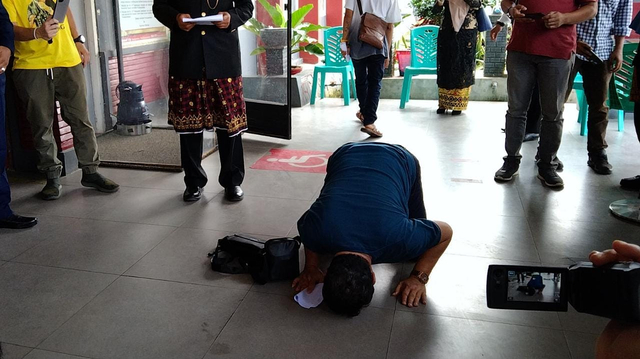 Mantan Bupati Lampung Tengah periode 2000-2010 Andy Achmad saat melakukan sujud syukur pembebasannya hari ini. | Foto: Bella Sardio/ Lampung Geh