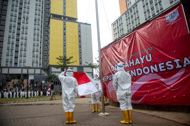 Sejumlah tenaga kesehatan mengikuti Upacara Peringatan HUT ke-76 Republik Indonesia di RSDC Wisma Atlet, Kemayoran, Jakarta, Selasa (17/8/2021). Foto: M Risyal Hidayat/Antara Foto