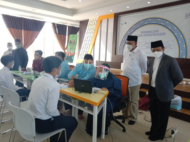 Rektor Unisma, Prof Dr Maskuri MSi, dan CEO Thursina IIBS, Nur Abidin, meninjau pelaksanaan vaksinasi santri di Thursina IIBS. Foto: M Sholeh