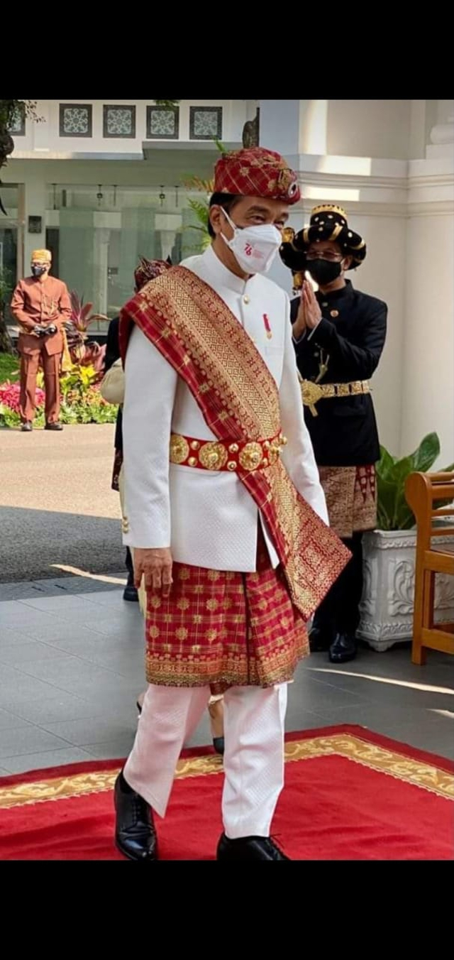 Presiden Jokowi nampak mengenakan pakaian adat pria Lampung Pepadun saat Upacara Peringatan HUT ke 76 RI di istana negara, Selasa (17/8) | Foto : Ist