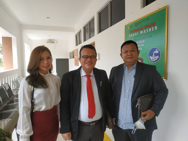 Darma Wangsa, penggugat didampingi kuasa hukumnya. Foto: Rega/kepripedia.com