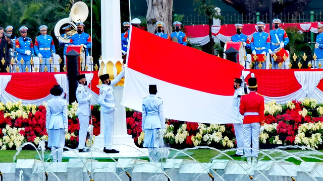 Suasana Upacara penurunan bendera merah putih pada 17 Agustus 2021. Foto: Agus Suparto/Presidential Palace