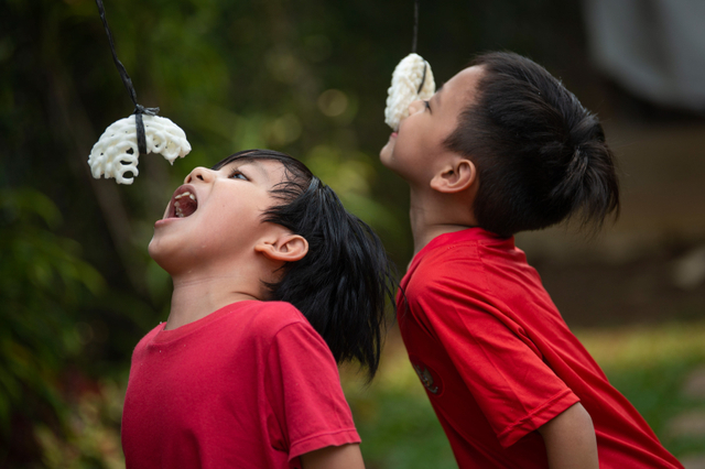Anak-anak mengikuti lomba makan kerupuk.  Foto: Aditya Pradana Putra/ANTARA FOTO