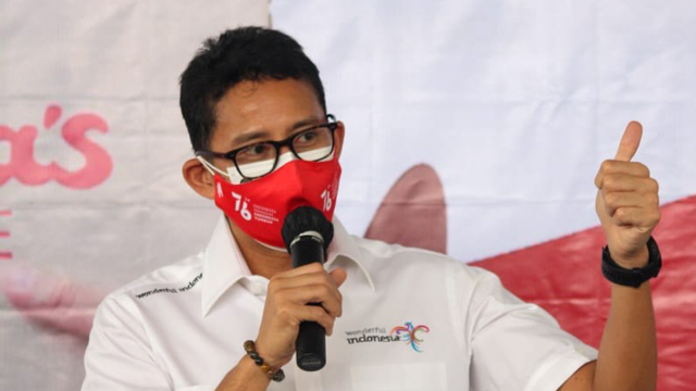 Sandiaga Uno memberikan sambutan saat berikan paket sembako ke pelaku ekonomi kreatif. Foto:  Nicha Muslimawati/kumparan 