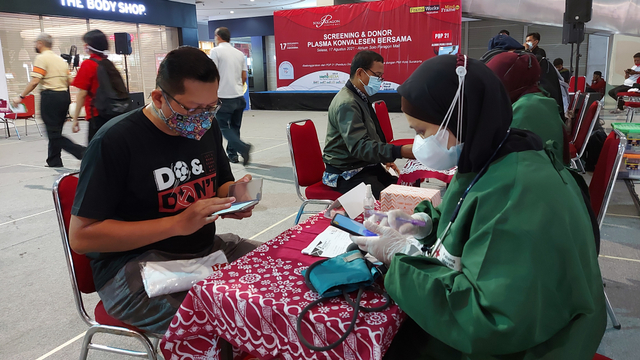 Salah seorang penyintas Corona menjalani skrining sebelum berdonor plasma konvalesen