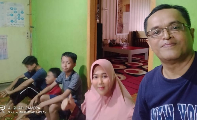 Ricky Morel bersama istri dan anak-anaknya berfoto bersama usai menonton anaknya M. Bimantara Widyanto di televisi ketika menjadi anggota Paskibraka Nasional 2021 di Istana Merdeka Jakarta. Foto: dok Ricky