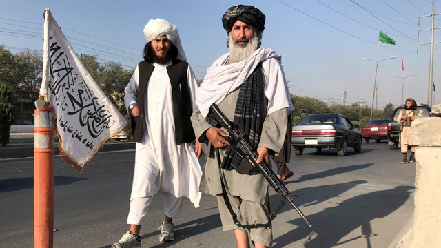 Seorang anggota pasukan Taliban berjaga-jaga di luar Kementerian Dalam Negeri di Kabul, Afghanistan, Senin (16/8). Foto: Stringer/REUTERS