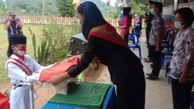 Usai gagal menjadi Paskibraka nasional karena hasil tes positif COVID-19, Kristina memilih memperingati HUT RI di kampungnya di Desa Saludengen, Mamasa, Sulawesi Barat. Foto: Dok. Istimewa