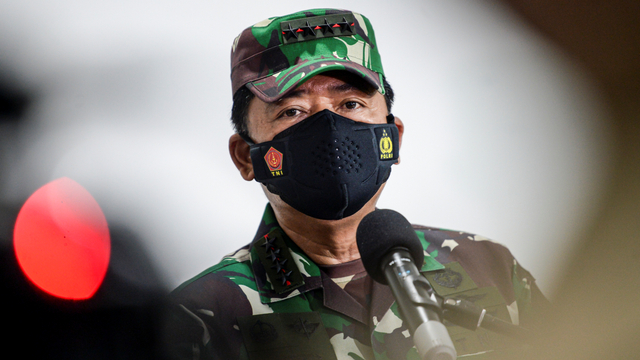 Panglima TNI Marsekal TNI Hadi Tjahjanto memberikan keterangan pers ketika berkunjung di Rumah Sakit Darurat COVID-19 (RSDC) Wisma Atlet, Kemayoran, Jakarta, Selasa (17/8/2021). Foto: M Risyal Hidayat/ANTARA FOTO