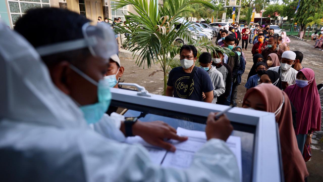 Warga Aceh antre untuk melakukan swab. Foto: Suparta/acehkini
