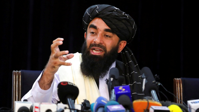 Juru bicara Taliban Zabihullah Mujahid berbicara pada konferensi pers pertamanya, di Kabul, Afghanistan, Selasa (17/8/2021). Foto: Rahmat Gul/AP Photo