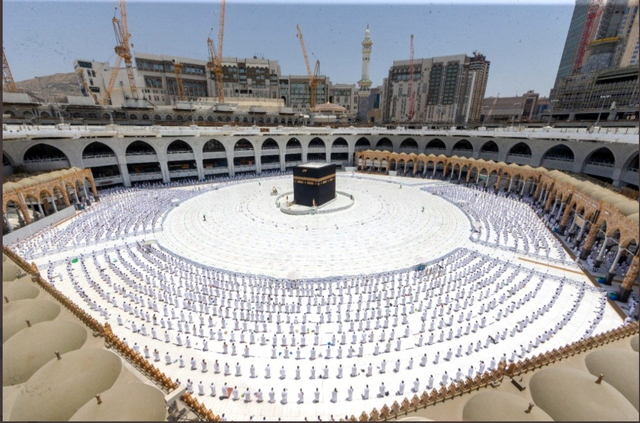Jemaah umrah laki-laki melaksanakan salat Jumat di sekeliling Ka'bah di Masjidil Haram pada 13 Agustus 2021. Foto: Makkah Region