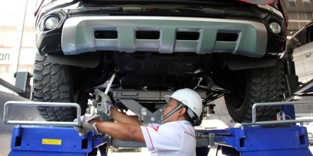 Ilustrasi sedang memperbaiki bushing arm (Foto: Dok. Istimewa)