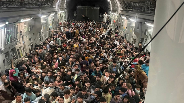 Pengungsi Afghanistan memadati pesawat angkut C-17 Globemaster III Angkatan Udara AS yang membawa sekitar 640 warga Afghanistan ke Qatar dari Kabul, Afghanistan, Minggu (15/8/2021). Foto: Defense One via Reuters 