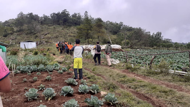 Tim SAR mengevakuasi korban yang meninggal dunia di Gunung Bawakaraeng, Gowa, Sulsel. Foto: Dok. Istimewa