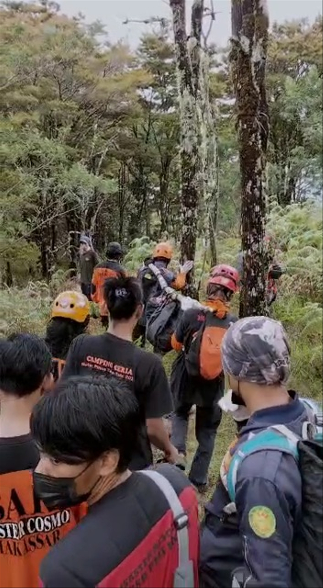 Tim SAR mengevakuasi korban yang meninggal dunia di Gunung Bawakaraeng, Gowa, Sulsel. Foto: Dok. Istimewa