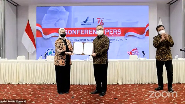 BPOM serahkan sertifikat CPOB kepada PT Biotis Pharmaceuticals Indonesia, Rabu (18/8). Foto: YouTube/BPOM RI