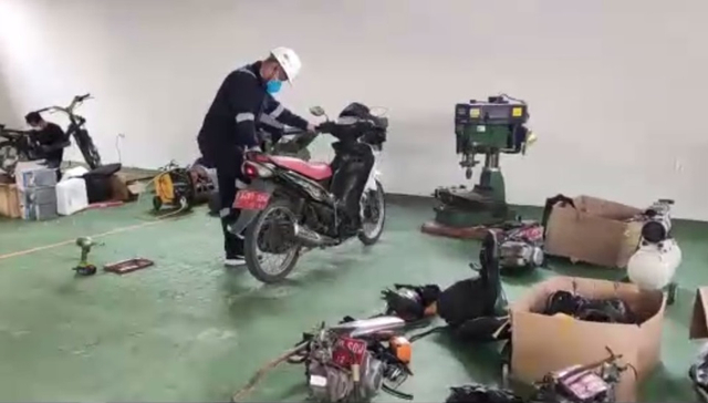 Proses konversi sepeda motor bermesin bensin menjadi listrik di Kementerian ESDM. Foto: Dok. Kementerian ESDM