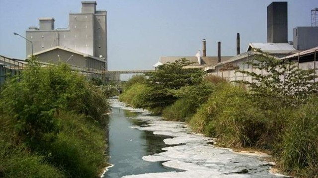 Ilustrasi sungai tercemar. Sumber: sumber.belajar.kemdikbud.go.id