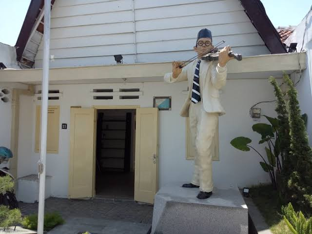 Museum W. R. Soepratman, yang berisikan segala hal mengenai sang pencipta lagu Indonesia Raya tersebut.