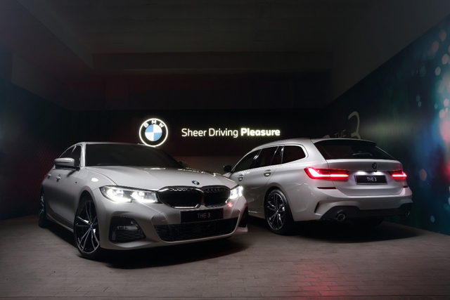 BMW 330i Sedan M Sport (kiri) dan BMW 320i Touring M Sport (kanan) meluncur di Indonesia. Foto: BMW Group Indonesia.