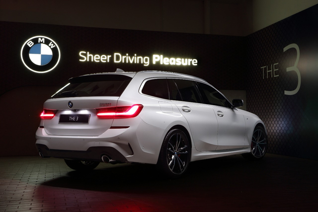 Tampilan  belakang BMW 320i Touring M Sport.  Foto: BMW Group Indonesia.