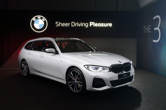 Tampilan depan BMW 320i Touring M Sport. Foto: BMW Group Indonesia.