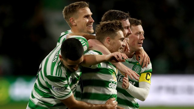 Pemain Celtic FC James Forrest berselebrasi usai mencetak gol kedua saat menghadapi AZ Alkmaar dalam pertandingan Leg One Play-Off Liga Europa UEFA, Rabu (18/8). Foto: Ian MacNicol/Getty Images