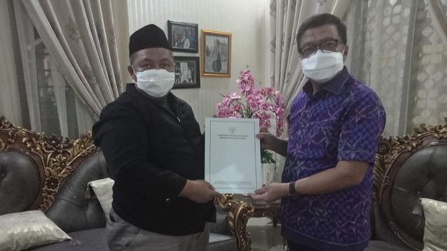 Ketua Ombudsman RI Perwakilan Sulawesi Barat, Lukman Umar, menyerahkan hasil rekomendasi terkait polemik penggantian Paskibraka ke Sekretaris Provinsi Sulawesi Barat, Muhammad Idris. Foto: Dok. Istimewa