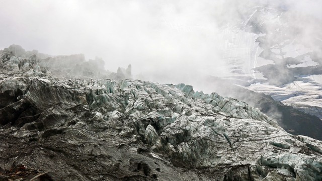 Gletser Bionnassay, gletser terkecil dari kompleks Mont Blanc di Prancis, yang menyusut di bawah pengaruh pemanasan global. Foto: REUTERS/Yann Tessier