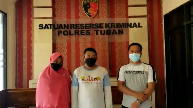 Tangkapan layar video permintaan maaf seorang pemuda penjual kaus dengan desain atau bergambar Jokowi '404: NOT FOUND' di Mapolres Tuban.