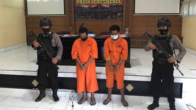 Polisi merilis dua supir di Pelabuhan Gilimanuk yang palsukan surat rapid test dan kartu vaksin. Foto: Polres Jembrana 