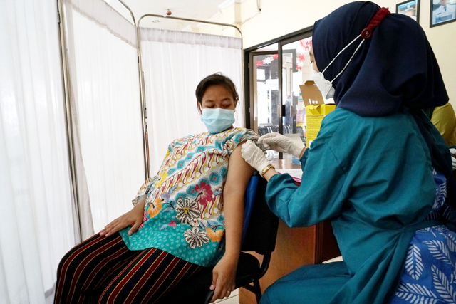 Seorang ibu hamil mengikuti Vaksinasi COVID-19 di Aula Kelurahan Cipayung, Kecamatan Cipayung, Jakarta Timur, Kamis (19/8/2021). Foto: Jamal Ramadhan/kumparan