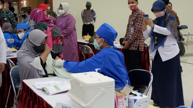 Suasana vaksinasi ibu hamil di Grha Sabha Pramana (GSP) Universitas Gadjah Mada (UGM). Foto: Arfiansyah Panji Purnandaru/kumparan
