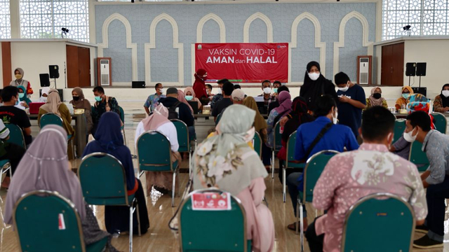 Remaja hingga masyarakat umum mengantre untuk mengikuti vaksinasi massal COVID-19 di gedung Banda Aceh Convention Hall, Kamis (19/8). Foto: Suparta/acehkini 