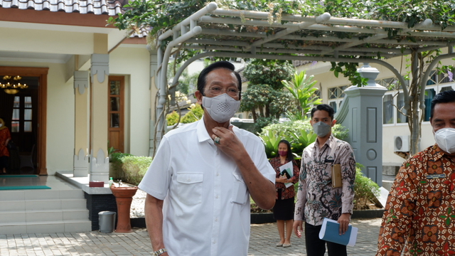 Gubernur DIY, Sri Sultan Hamengku Buwono X (Sultan HB X) di Kompleks Kepatihan Pemda DIY, Kamis (18/9). Foto: Arfiansyah Panji Purnandaru/kumparan