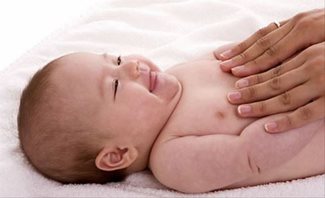 Ilustrasi cara memijat bayi (Sumber: Flickr)