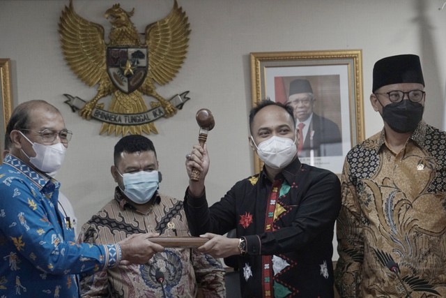 Wakil Ketua DPD Nono Sampono (kiri) menyerahkan palu sidang kepada ketua komite I DPD Fachrul Razi (kedua kanan) saat melantik pimpinan komite I di Kompleks Parlemen Senayan, Jakarta, Kamis (19/8/2021). Foto: Jamal Ramadhan/kumparan