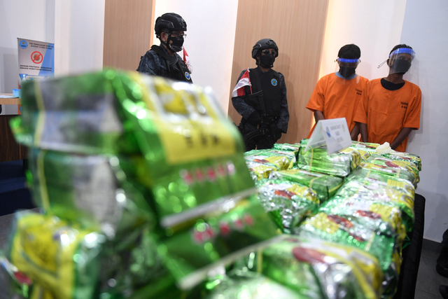 Tersangka dihadirkan saat pengungkapan kasus penyelundupan narkoba Internasional di kantor BNN, Jakarta, Kamis (19/8/2021). Foto: Akbar Nugroho Gumay/Antara Foto