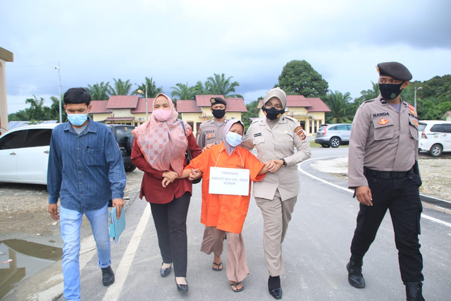 Pelaku pembunuh bayi saat dibawa petugas. Foto: Yudiansyah/acehkini