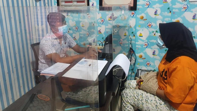 ROSNAH, orang tua asuh Elisa saat diperiksa sebagai tersangka oleh penyidik di Mapolres Kepulauan Meranti, Riau.